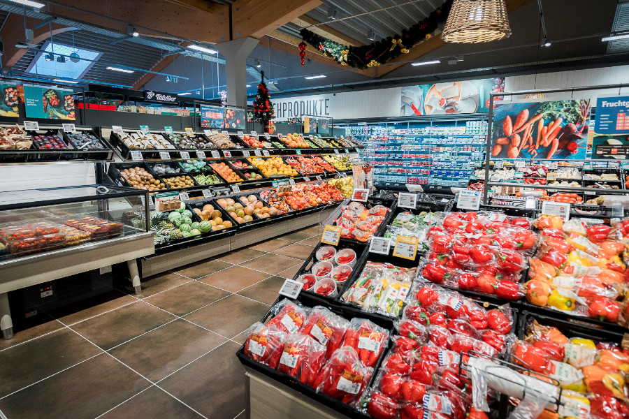 REWE Schulz Obst und Gemüse1 Mädchen kauft Orange